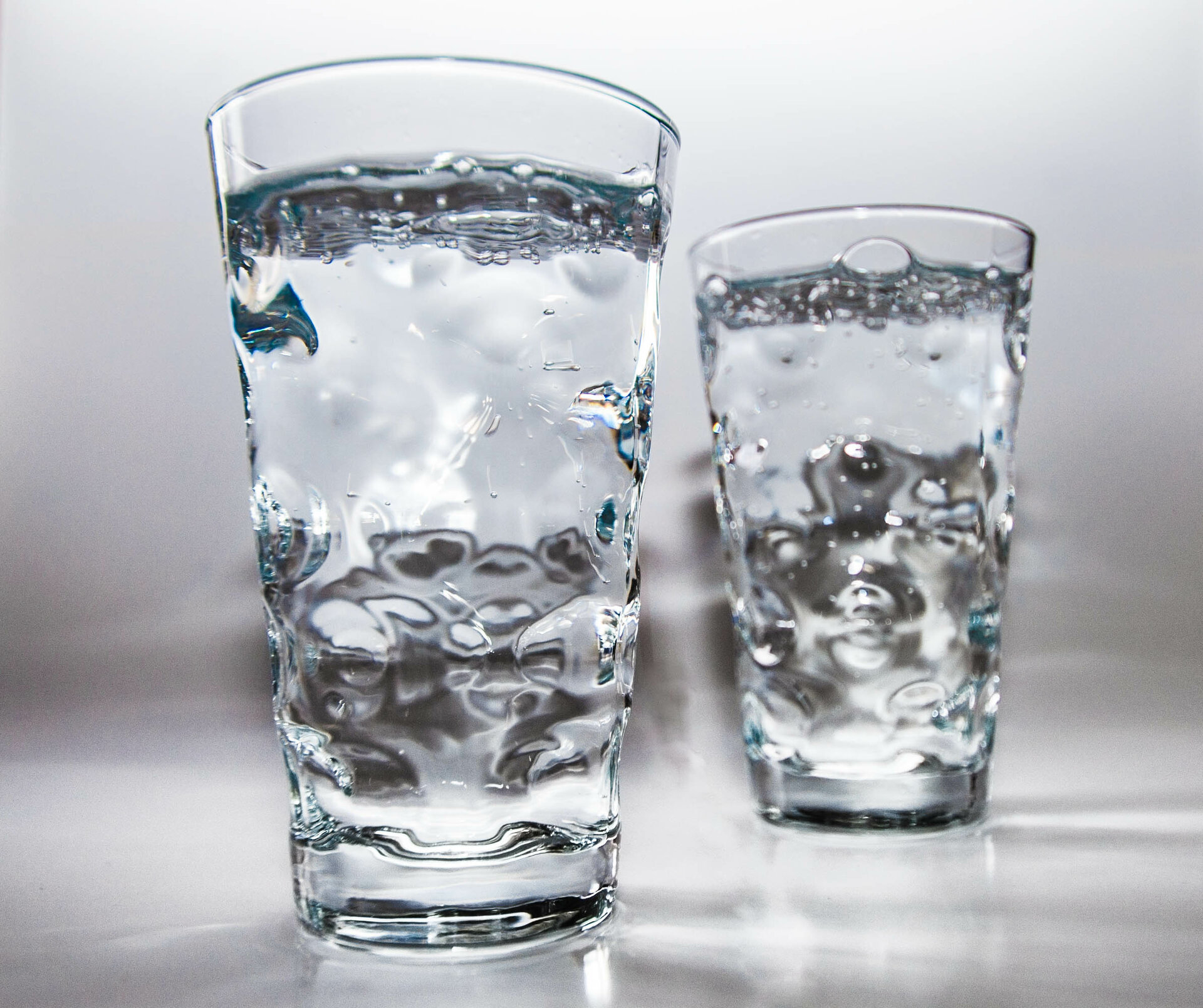 Mineralwasser in zwei Dubbegläasern