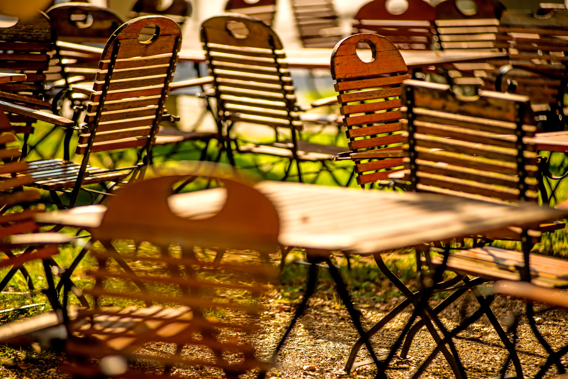 leere Stühle und Tische in einem Gartenrestaurant