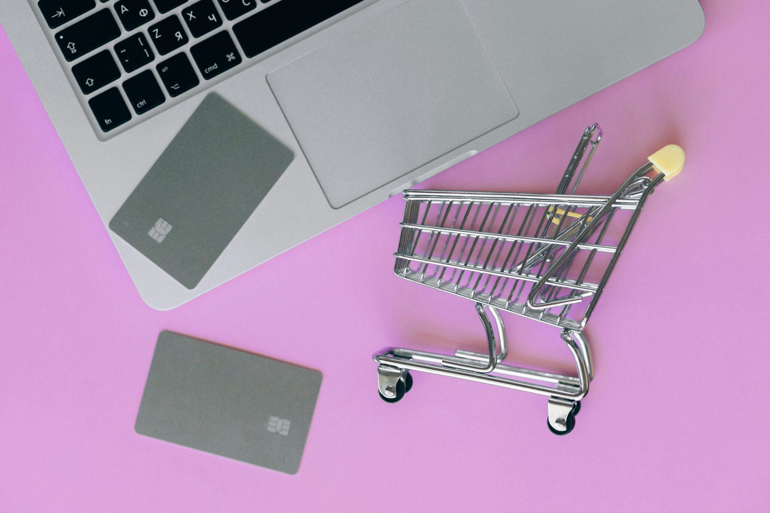 bankkarten auf einem Laptop mit neben mini Einkaufswagen
