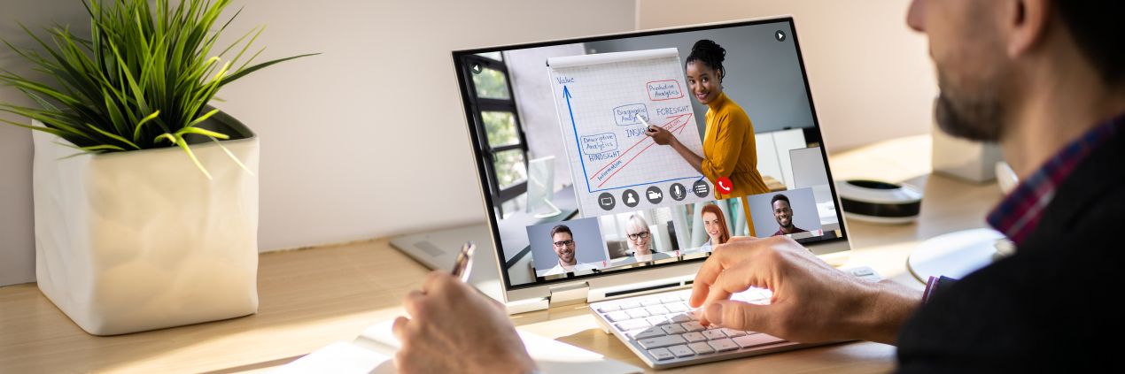 Ein Mann nimmt an einer digitalen Schulung teil, mit einer Präsentation auf dem Laptop – Compliance E-Learning macht Weiterbildungen interaktiver und effektiver.