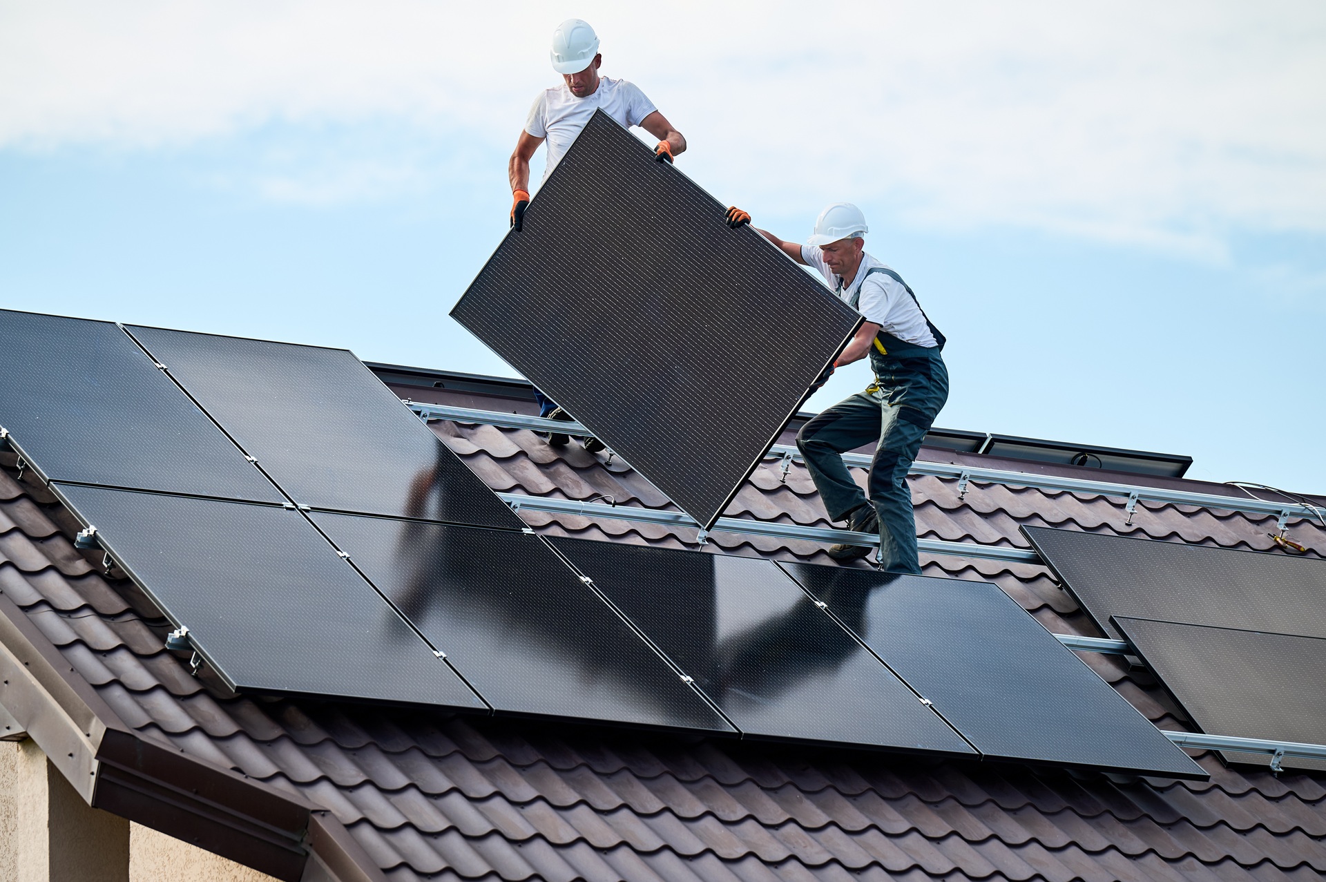 Batteriewechselrichter in PV-Dachanlage integrieren