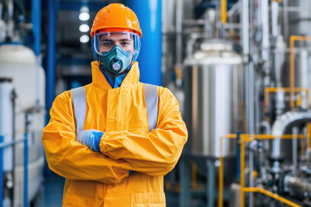 Ölnebelabscheider und Schutzkleidung in der Industrie