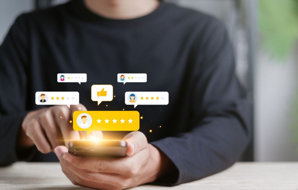 Frau mit Einkaufstueten entspannt im Sessel vor Smartphone – Symbolbild fuer Onlinekauf von Elfbar Elfa