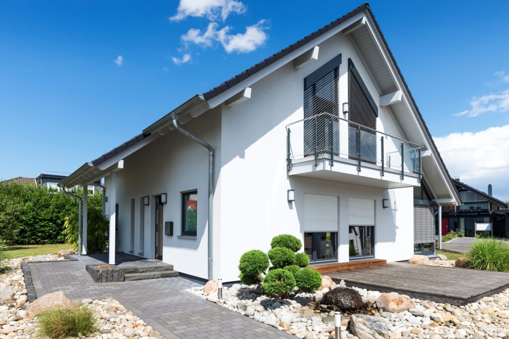 Modernisiertes Wohnhaus mit Balkon | Altbausanierung Berlin
