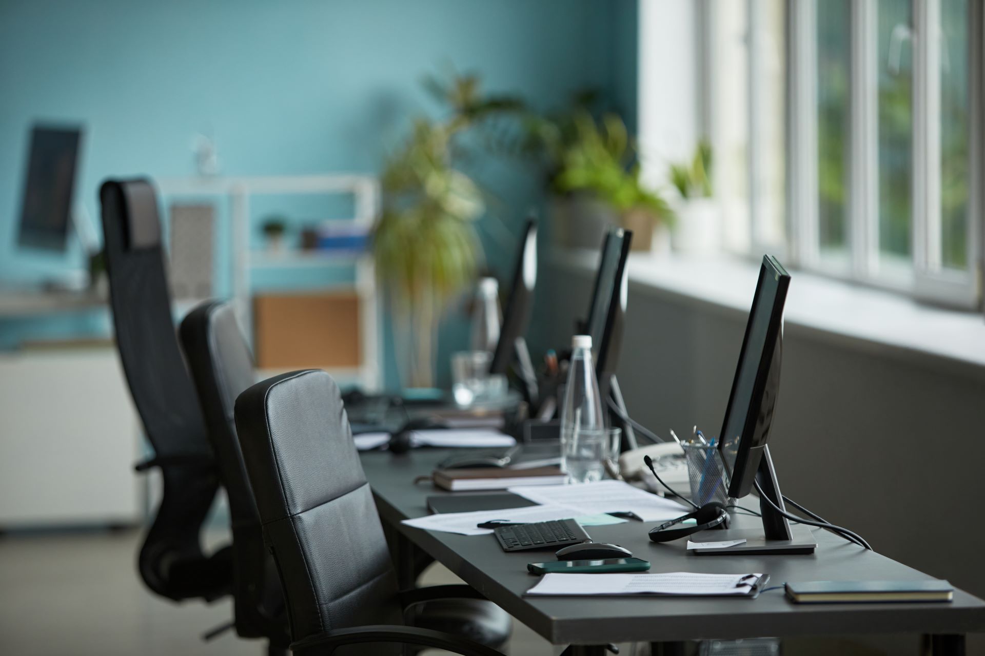 Schwarze Bürostühle in modernem Büro mit Tageslicht