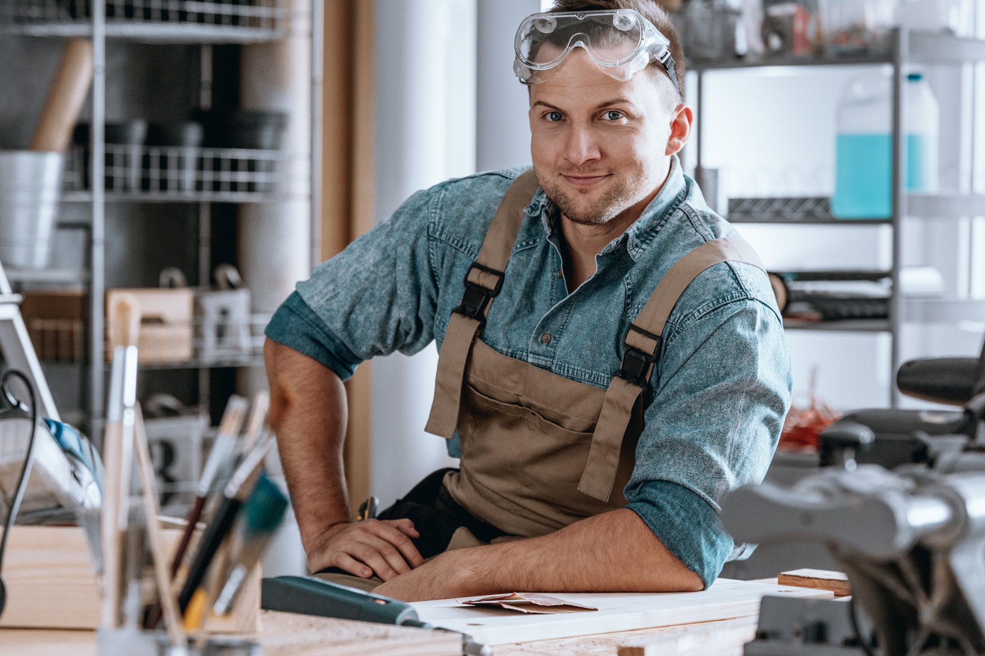 Handwerker in Werkstatt | elektrische Seilwinde