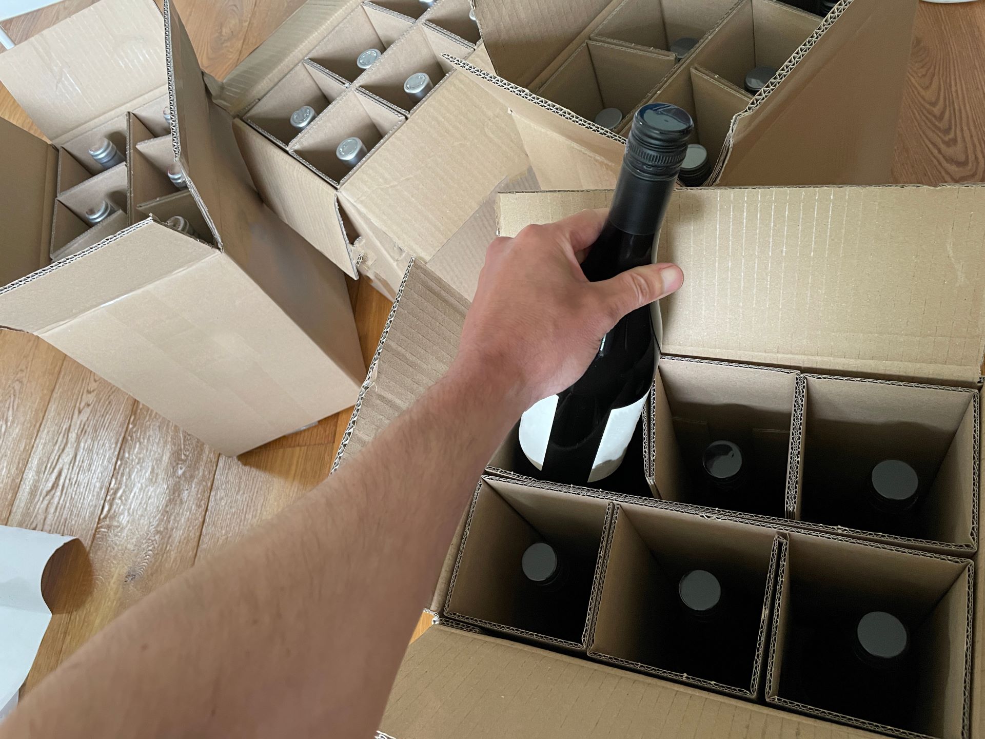 Weinflaschen werden in Versandkartons gepackt
