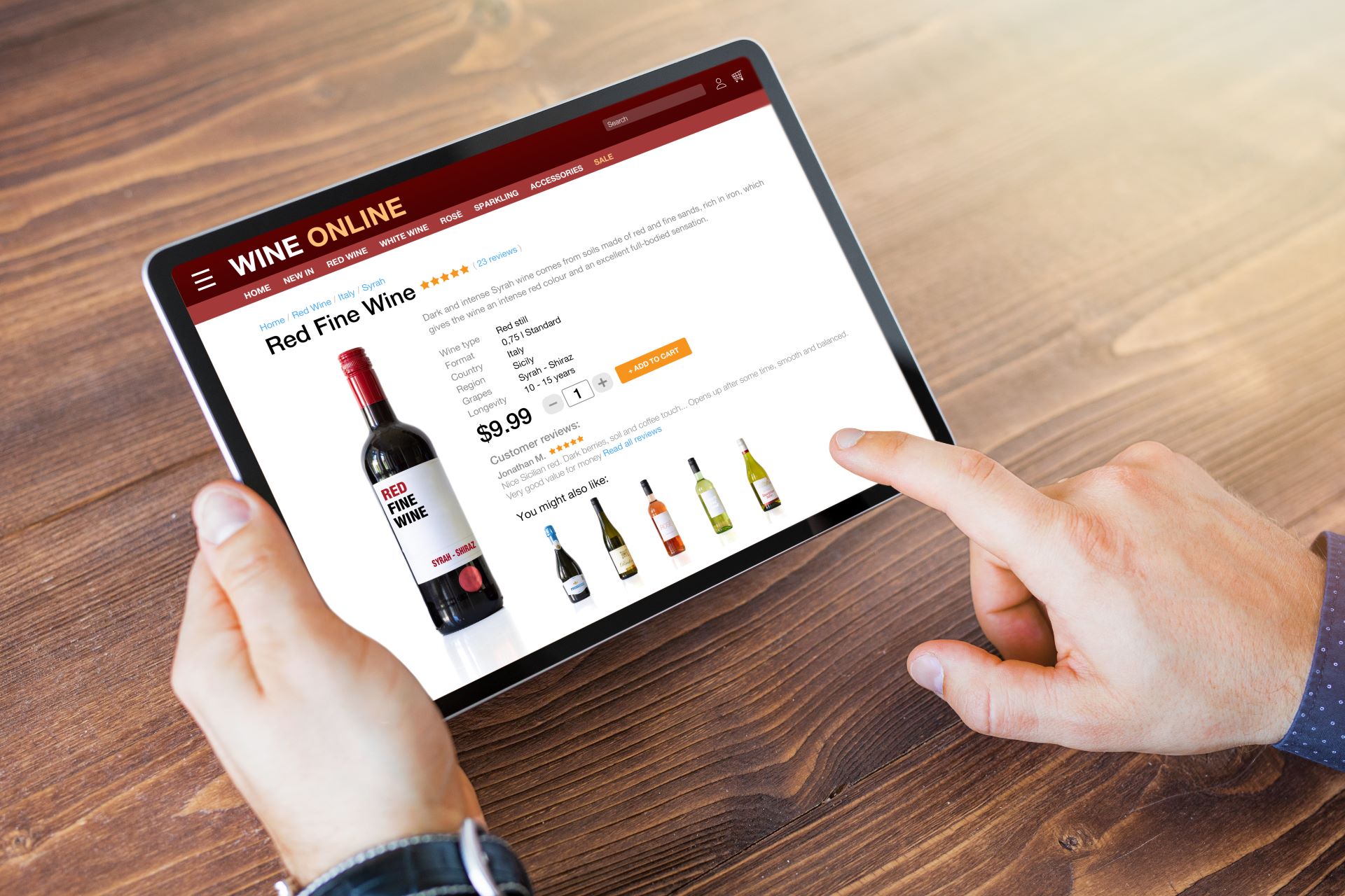 Tablet zeigt Online-Shop mit Weinflaschen