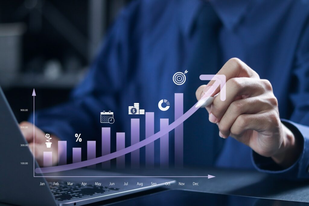 Hand zeigt auf digitale Wachstumsgrafik mit Symbolen | Keilrippenriemen kaufen