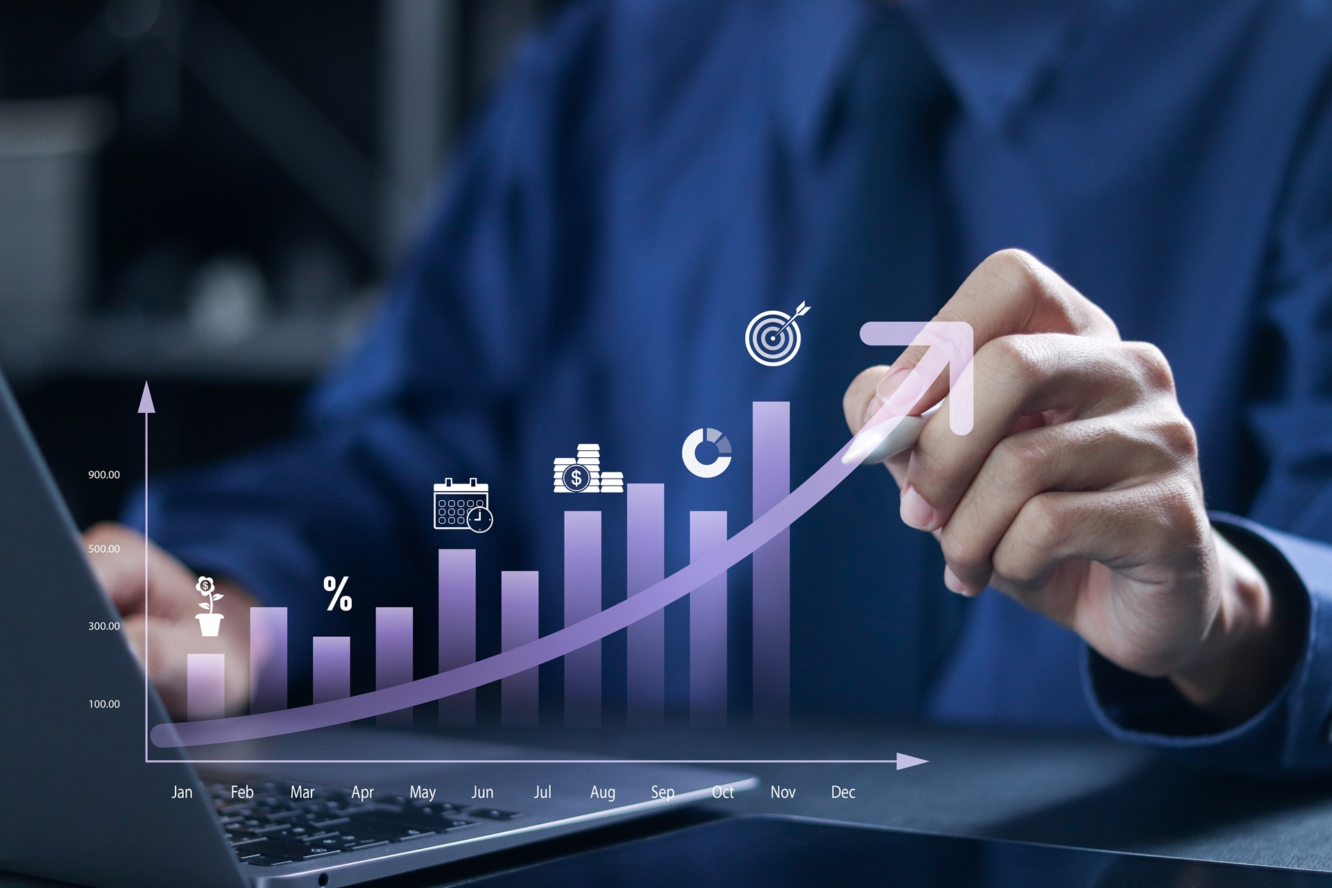Hand zeigt auf digitale Wachstumsgrafik mit Symbolen | Keilrippenriemen kaufen
